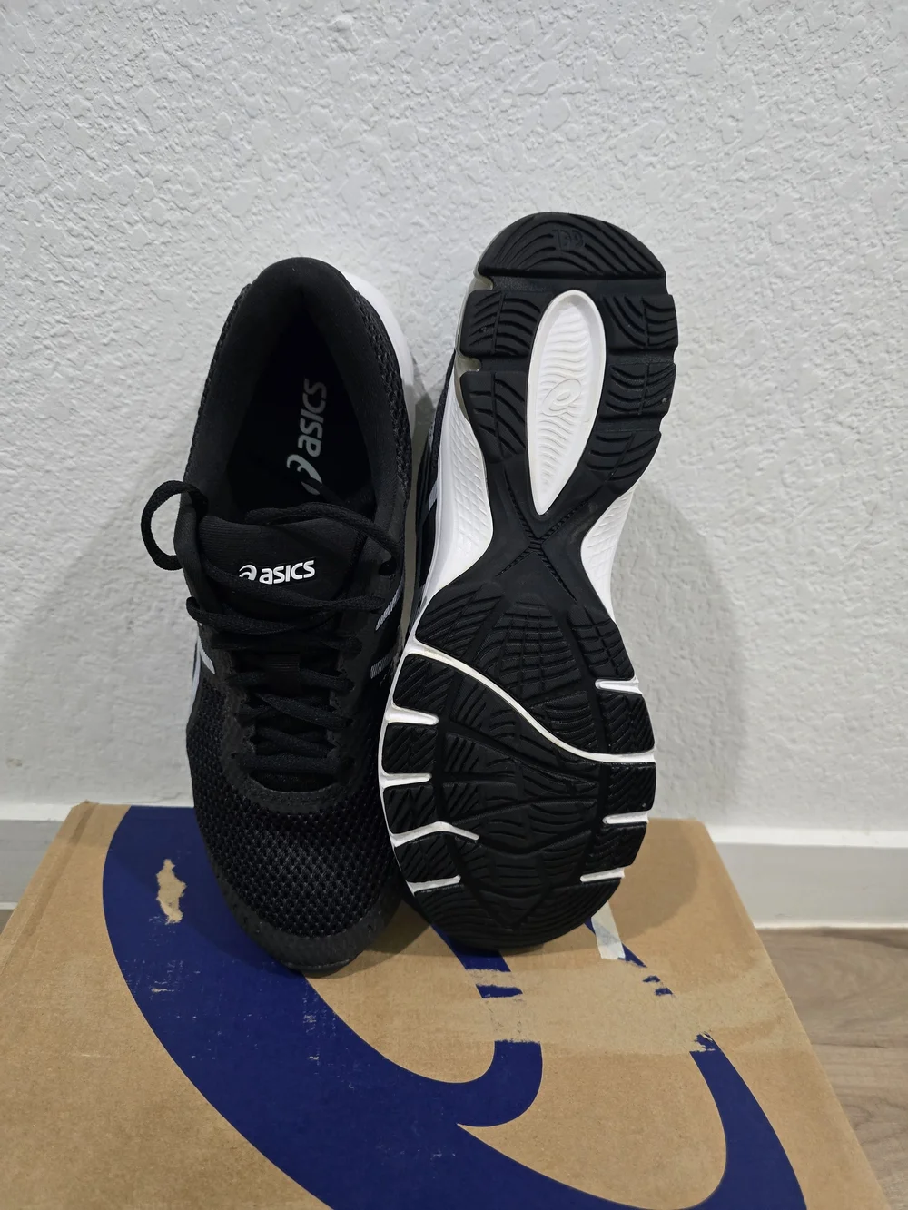 ASICS Gel Kumo Men's  Black Running Shoes with White Accent
